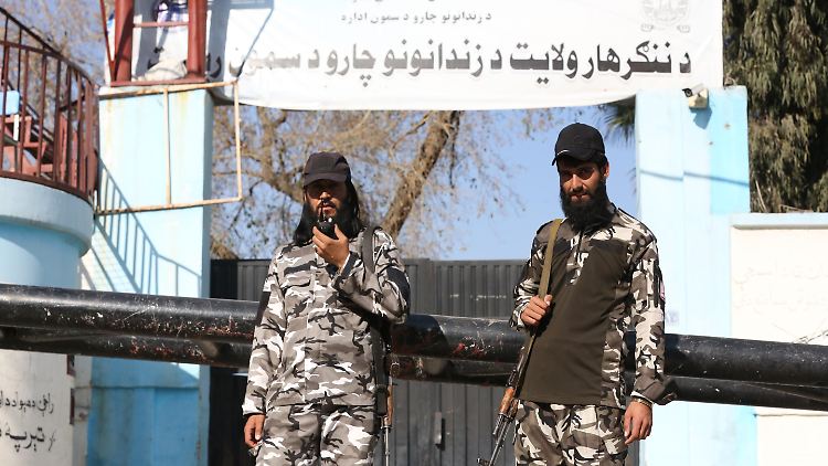Taliban vor einem Gefängnis in Nangarhar.
