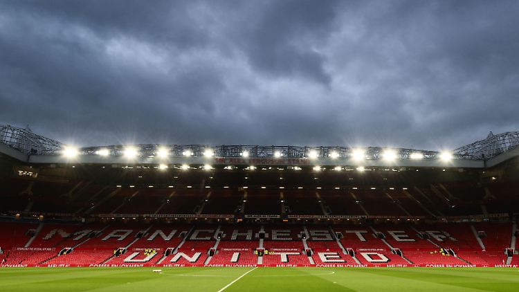 Dunkle Wolken ziehen über dem Old Trafford auf.