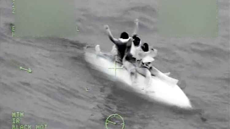 Die drei Schiffbrüchigen jubelten, als der Helikopter auftauchte.