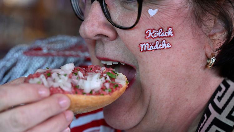 Mett-Brötchen schmeckt nicht nur im Karneval.
