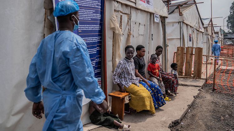 Das Gesundheitssystem war schon vor dem jüngsten Ausbruch der unbekannten Krankheit im Kongo überlastet: Hier warten Patienten im August 2024 auf eine Behandlung in einer Klinik im Kongo.