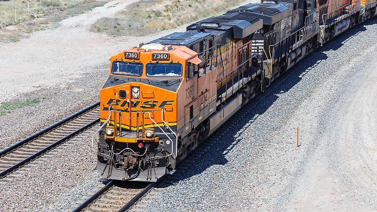 Ein Güterzug der Eisenbahngesellschaft BNSF.