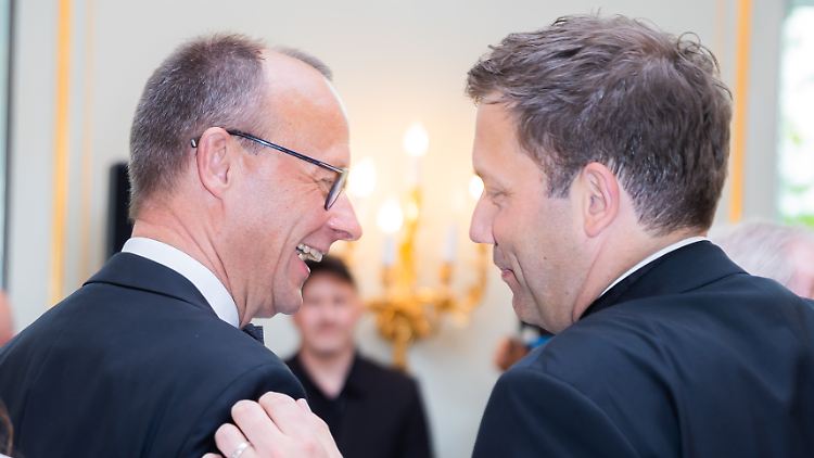 Viele Fotos, die Friedrich Merz und Lars Klingbeil in so freundlichem Umgang zeigen, gibt es bislang nicht. Dieses entstand beim Bundespresseball 2022.