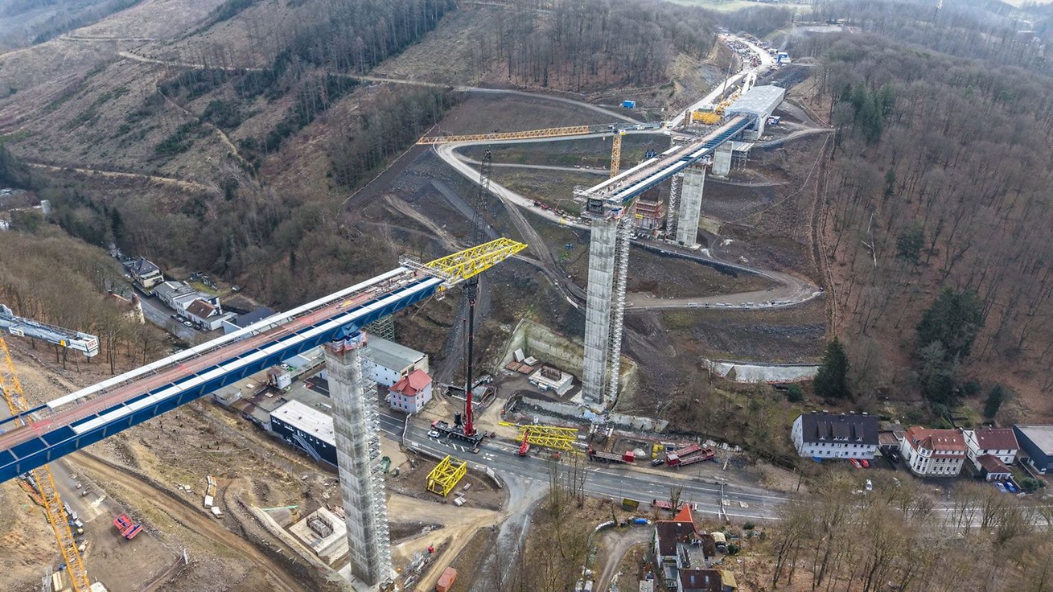 An der Rahmede-Talbrücke bei Lüdenscheid geht es wieder einen weiteren Schritt voran.