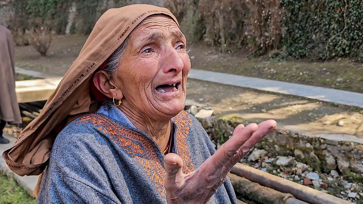 Das Video ging viral: Saja Begum weint, nachdem sie die ausgetrocknete Quelle in Achabal gesehen hat. 