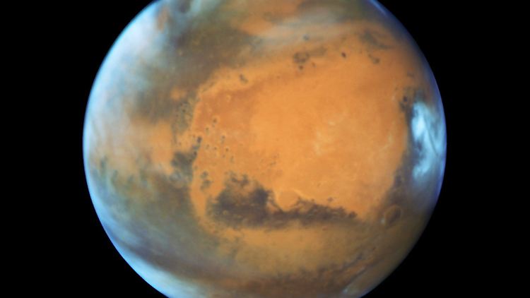 Der rötliche Planet Mars - sein Farbton könnte auf eine lang vergangene, wasserreiche Zeit zurückgehen.