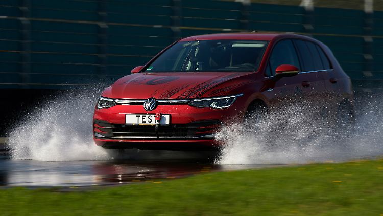 Insgesamt 18 bei Kompaktmodellen beliebte Sommerreifen hat der ADAC praktisch getestet.