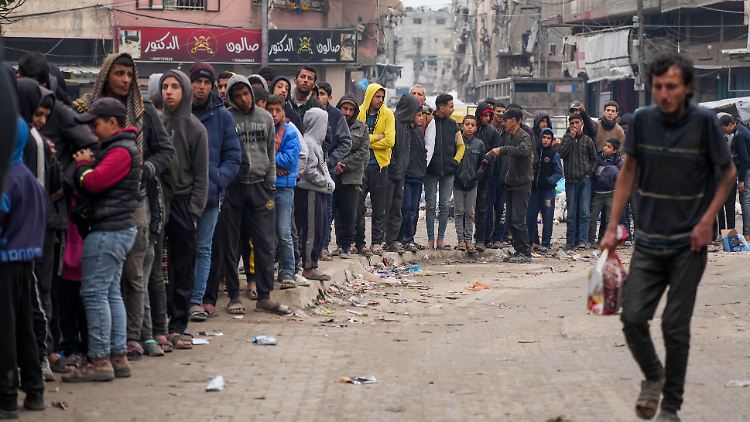 Das Geld fehlt in Gaza laut WHO für Rettungseinsätze, die Sanierung von Gesundheitseinrichtungen, die Koordination mit Partnerorganisationen und Evakuierungen aus medizinischen Gründen.