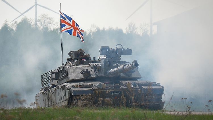 Ein britischer Kampfpanzer vom Typ Challenger 2 während einer NATO-Übung in Estland im Mai 2024.