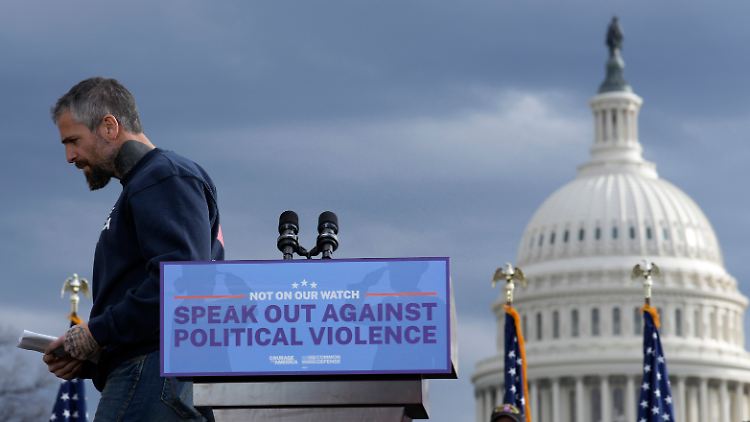 "Wir müssen die Angst beiseite lassen", insistiert Michael Fanone, ein früherer Polizist in Washington, der beim Kapitolsturm von Trump-Anhängern attackiert wurde. (Archivbild) 