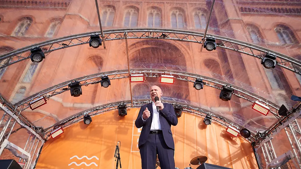 Kai-Wegner-CDU-Regierender-Buergermeister-von-Berlin-eroeffnet-das-Berliner-Hoffest-vor-dem-Roten-Rathaus