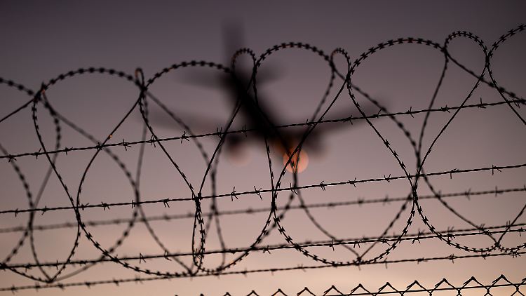 Dem Auswärtigen Amt zufolge konnten seit Beginn der verschiedenen Aufnahmeverfahren nach dem Fall Kabuls im August 2021 über 35.000 Personen nach Deutschland einreisen.