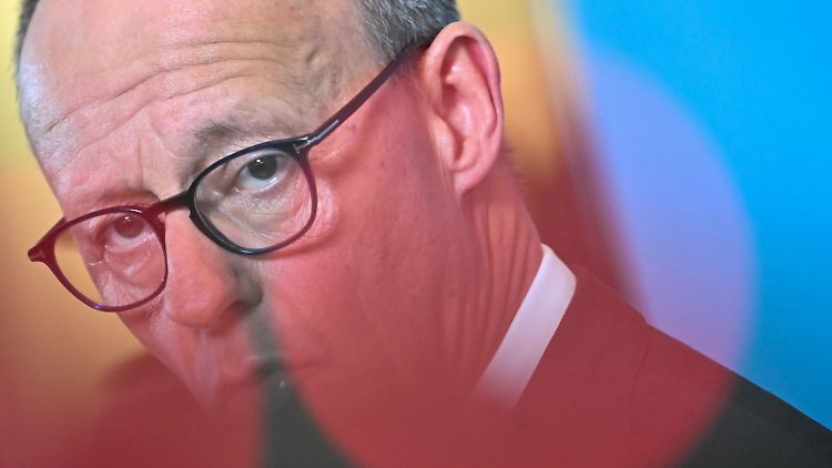 Am Dienstag wurde Friedrich Merz mit 98 Prozent der Stimmen zum Vorsitzenden der neuen Unionsfraktion gewählt. Er hatte das Amt bereits in der vergangenen Legislaturperiode; wenn er zum Kanzler gewählt wird, gibt er den Vorsitz ab.