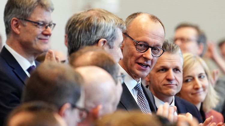 Merz wurde heute als Fraktionsvorsitzender der Union bestätigt - auch wenn er wohl demnächst Bundeskanzler werden wird und dann jemand anders übernimmt.