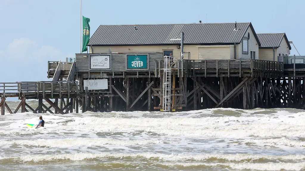 Das-Wasser-der-Nordsee-umspuelt-bei-stuermischem-Wetter-eines-der-Pfahlbauten-in-St-Peter-Ording