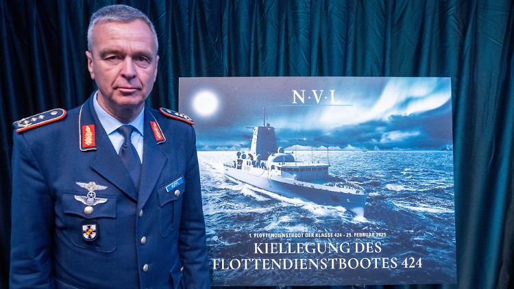 Generalleutnant Andreas Hoppe mit einem Bild des neuen Schiffsytps.