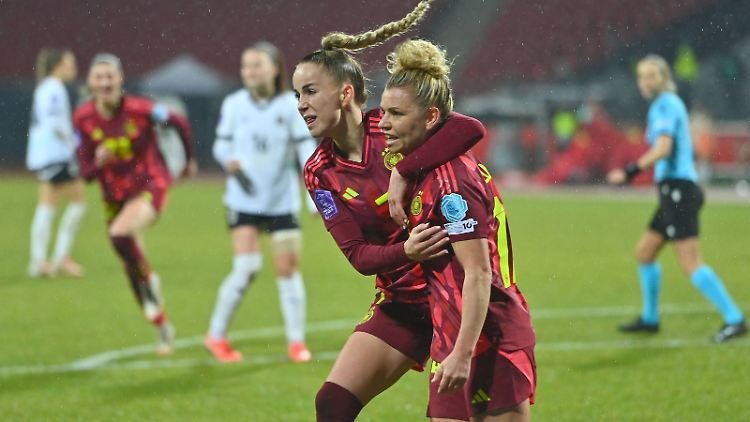 Linda Dallmann (rechts) bejubelt ihr Tor zum 2:1 gegen Österreich mit Giulia Gwinn.