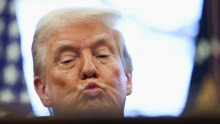 "Mit dem Kauf dieser Karte kommen reiche Leute in unser Land", freut sich Trump.