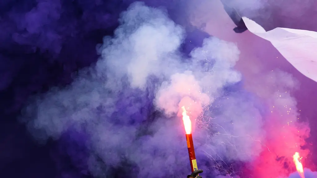 Pyrotechnik-wird-in-einem-Stadion-gezuendet