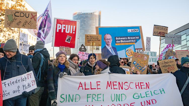 Nach der Kleinen Anfrage spricht Grünen-Politiker Lagodinsky von "fast schon Trumpschen Verhältnissen".