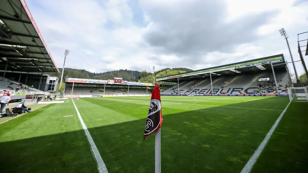 Der-SC-Freiburg-bestreitet-sein-Erstrundenspiel-im-DFB-Pokal-gegen-Oberachern-im-Dreisamstadion
