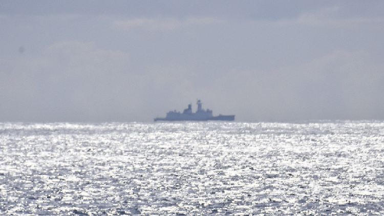 Ein chinesisches Kriegsschiff trainiert das Schießen in internationalen Gewässern vor Australien.