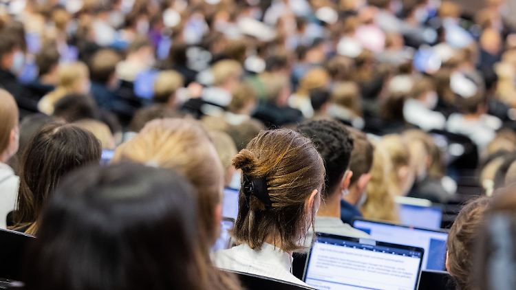 Die Zahl der jungen Menschen, die in der Schule die Berechtigung zum Studieren erwerben, sinkt. In NRW sogar besonders stark. (Symbolbild)