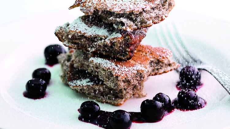 Nicht nur für Fans der alpenländischen Küche ein Genuss: Mohnschmarrn mit Heidelbeeren.