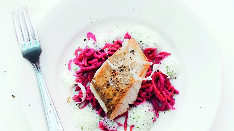 Auch ein Schmaus für die Augen: Zanderfilet auf Rote-Bete-Spätzle und Meerrettichschaum.