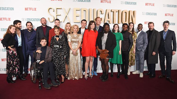 Der Haupt-Cast von "Sex Education" - Alexander Westwood, der nur eine Nebenrolle spielt, ist auf dem Gruppenfoto nicht dabei.