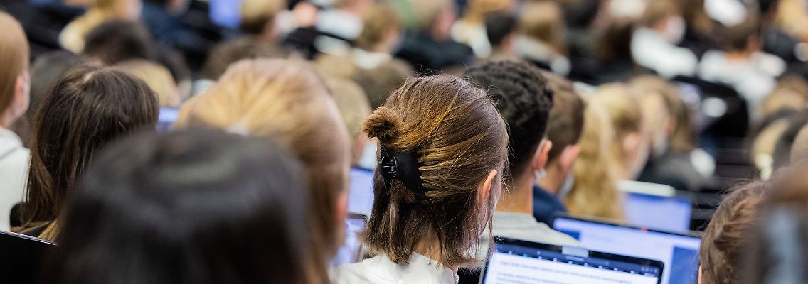 Weniger Schülerinnen und Schüler haben in Thüringen 2024 Abitur oder die Fachhochschulreife geschafft als ein Jahr zuvor. (Symbolbild)