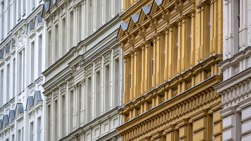 Blick-auf-sanierte-Altbaufassaden-im-Berliner-Bezirk-Prenzlauer-Berg