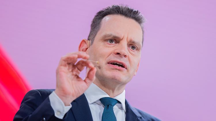 Eon-Chef Leonhard Birnbaum während der Bilanzpressekonferenz des Konzerns in Essen.