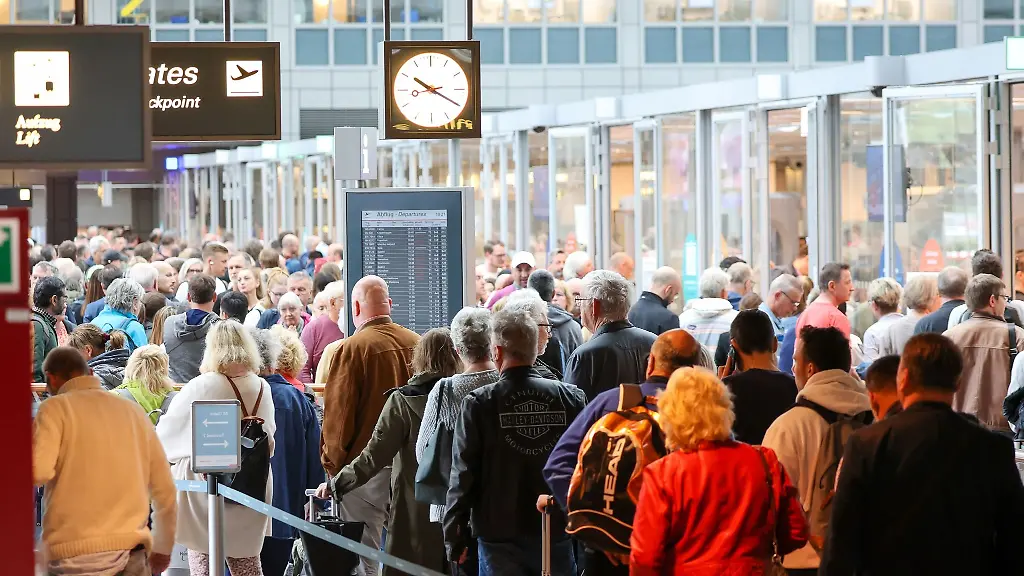 Reisende-warten-in-langen-Schlangen-vor-der-Sicherheitskontrolle-am-Flughafen-Hamburg