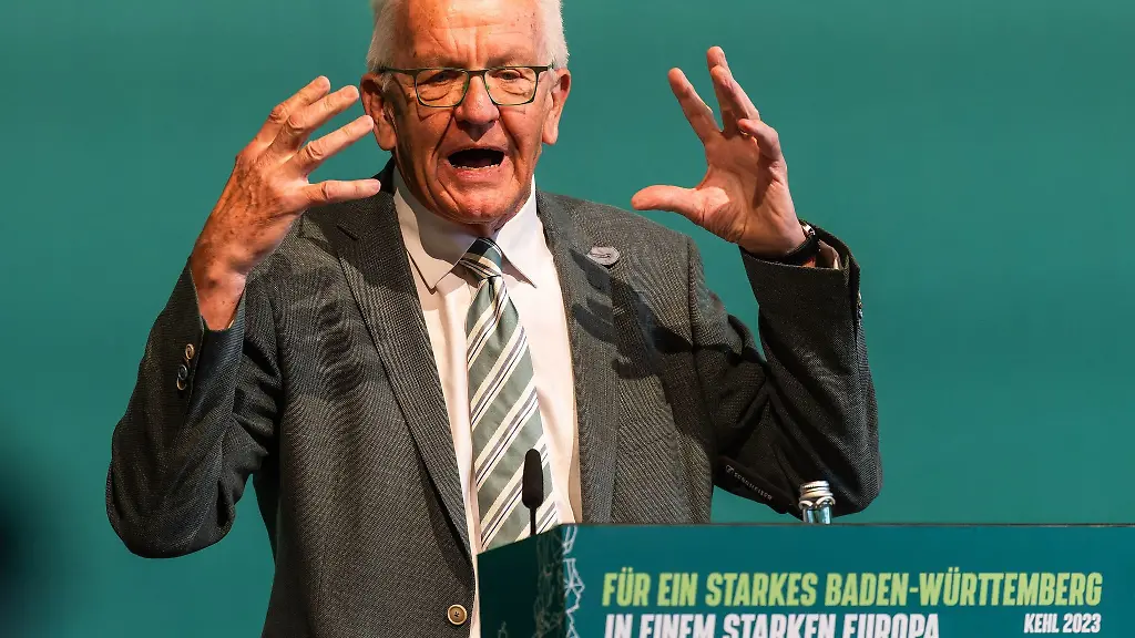 Winfried-Kretschmann-Buendnis-90-Die-Gruenen-Ministerpraesident-von-Baden-Wuerttemberg-spricht-auf-der-Landesdelegiertenkonferenz-der-Gruenen-zur-Europawahl-in-der-Stadthalle