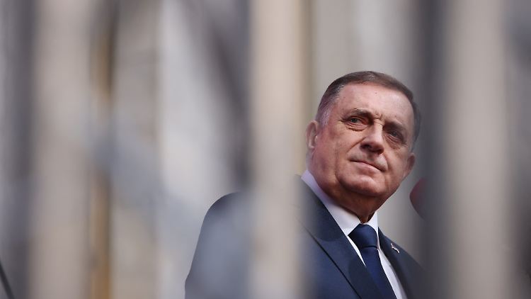 Dodik ist auch für sechs Jahre die Ausübung des Regierungsamtes untersagt.