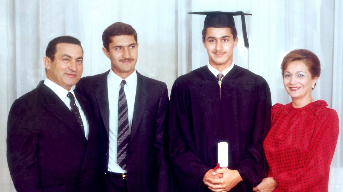 Das undatierte Foto zeigt den ägyptischen Präsidenten Husni Mubarak, seine Söhne Alaa und Gamal sowie seine Frau Suzanne (l-r).