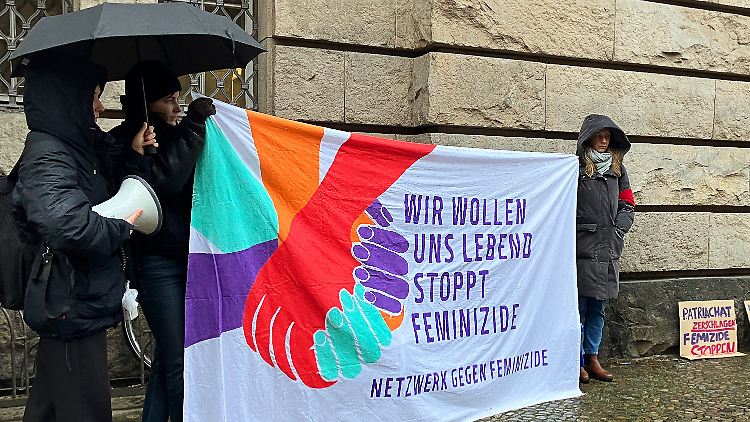 An einem Prozesstag Ende Januar protestierten Frauen vor dem Landgericht und versuchten auf die hohe Zahl an Femiziden hinzuweisen.