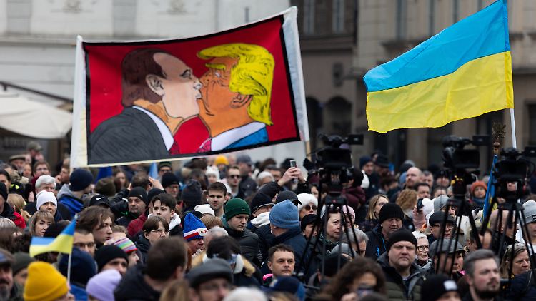 Am dritten Jahrestag des russischen Überfalls auf die Ukraine demonstrierten Tausende in Prag.