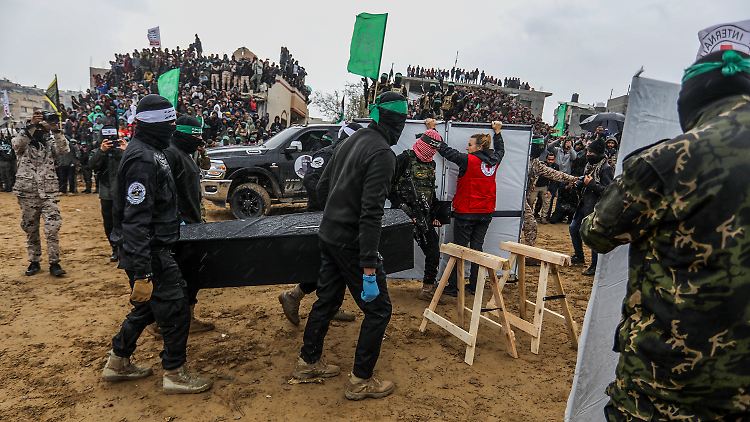 Im Zuge der seit dem 19. Januar geltenden Waffenruhe hat die Hamas bislang insgesamt 25 lebende und vier tote Geiseln an Israel übergeben.