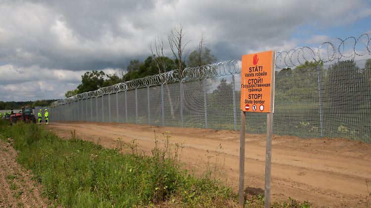 "Halt! Staatsgrenze" steht in drei Sprachen auf einem Schild an der lettischen Grenze zu Russland.
