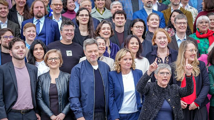 Habeck lässt sich mit der neuen Bundestagsfraktion der Grünen fotografieren. Er wird dazugehören. 