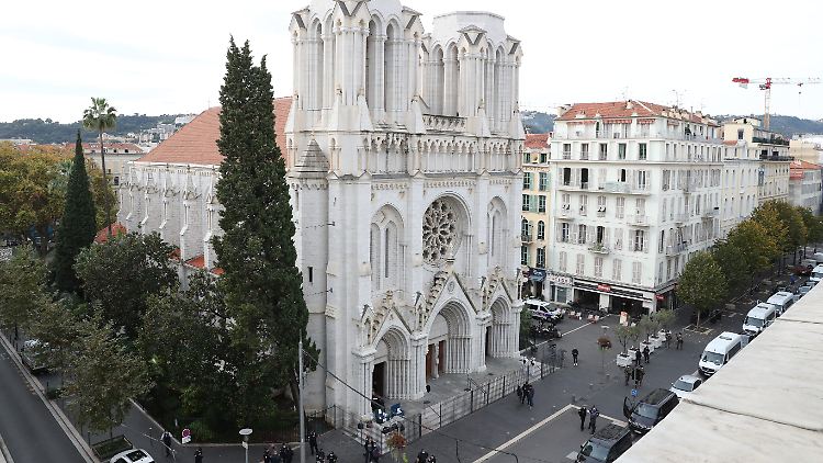 Am Morgen des 29. Oktober 2020 betrat er die Basilika in der Innenstadt von Nizza und tötete innerhalb von zehn Minuten drei Menschen mit mehr als 60 Messerstichen. 