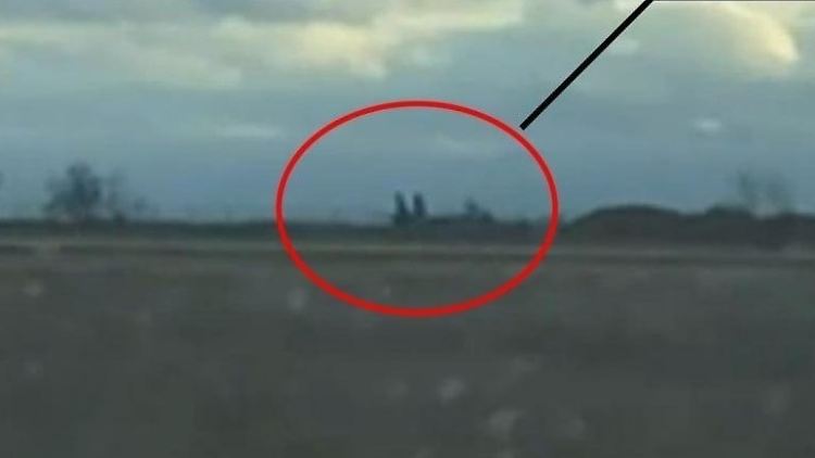 Dieses Foto vom Flugplatz Saki veröffentlichte die Partisanengruppe Atesh. Im Kreis ist wohl das Heck eines russischen Su-30-Kampfjets zu sehen.