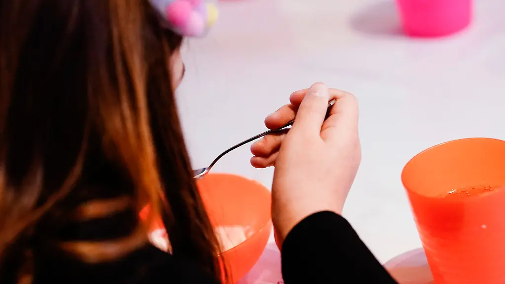 Ein-Kind-isst-bei-der-Mannheimer-Kindervesperkirche-Symbolbild-Laut-Familienministerin-Paus-soll-mit-der-Einfuehrung-der-Kindergrundsicherung-Kinderarmut-in-Deutschland-effektiv-bekaempft-werden