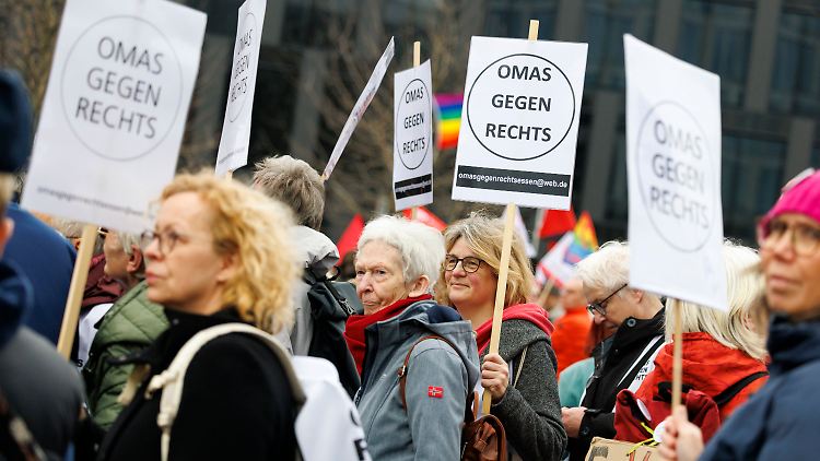 Die "Omas gegen Rechts" bezogen in der Debatte um die gemeinsame Abstimmung der Union mit der AfD wenige Tage vor der Wahl Stellung. Friedrich Merz scheint es ihnen übel zu nehmen.