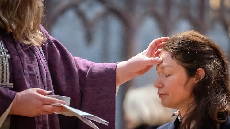 Für viele beginnt die Fastenzeit noch immer am Aschermittwoch, auch wenn sie nicht religiös sind. 