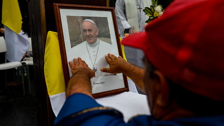Weltweit beten die Menschen für Papst Franziskus.
