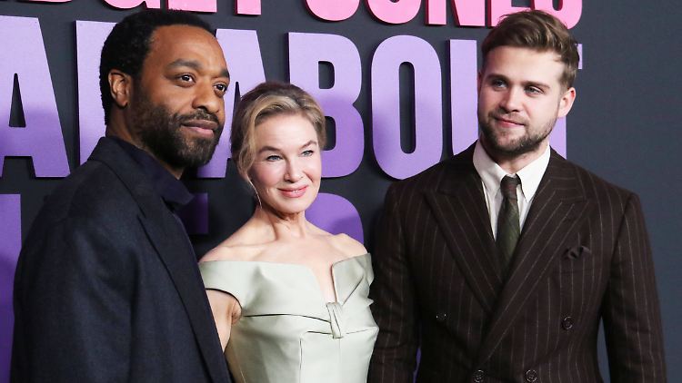 Mit Chiwetel Ejiofor (l.) und Leo Woodall (r.) hat Renée Zellweger zwei neue "Bridget Jones"-Co-Stars.