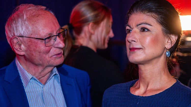 Ist doch alles halb so wild, scheint Oskar Lafontaine seiner Frau hier auf der BSW-Wahlparty am Sonntagabend zu sagen.